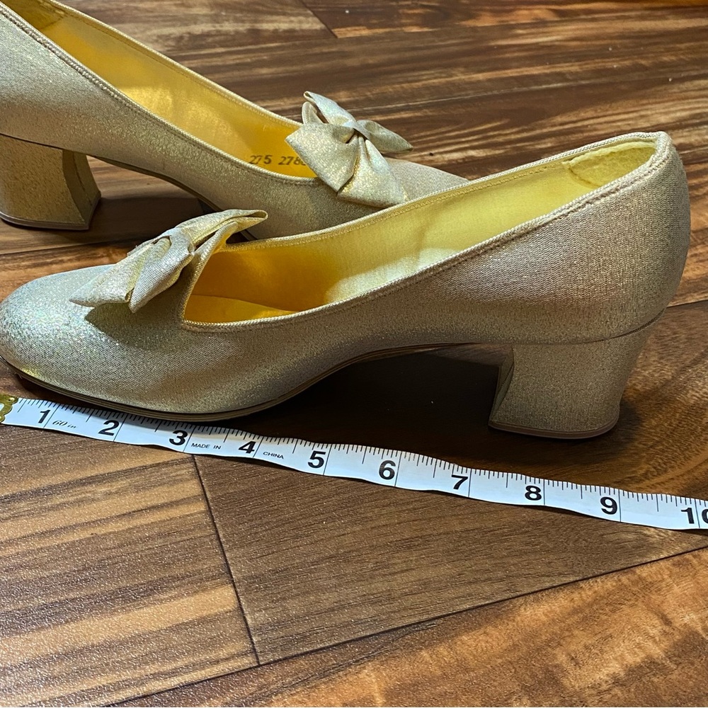 60s vtg Gold Shimmery Shoes w Bow | Block Heel - Picture 9 of 10